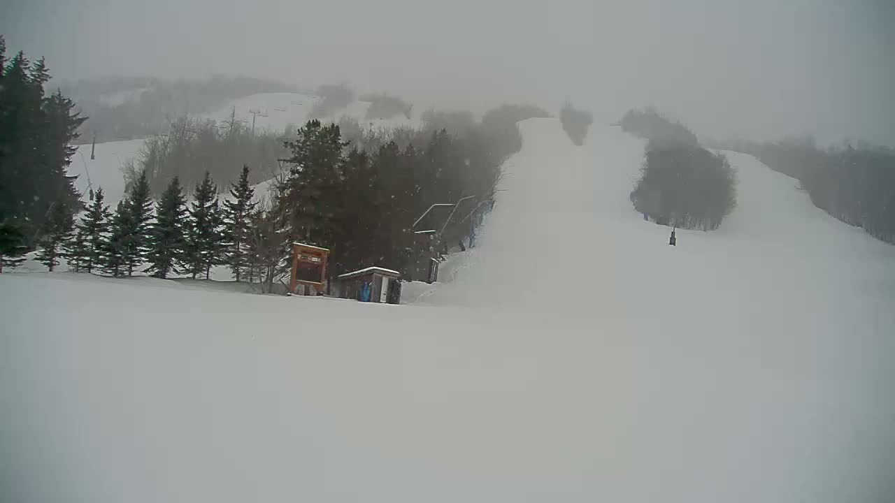 Blue Mountain North Base Ski Slopes Live Cam - Collingwood, Blue Mountains, Simcoe, Ontario, Canada