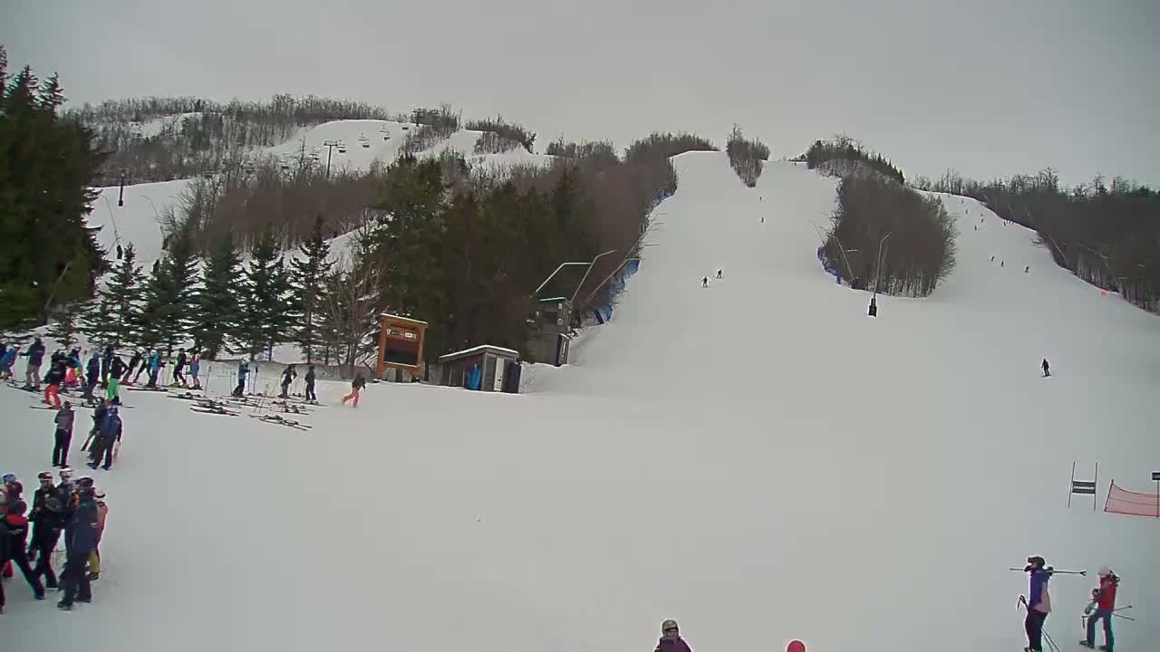 Blue Mountain North Base Ski Slopes Live Cam - Collingwood, Blue Mountains, Simcoe, Ontario, Canada
