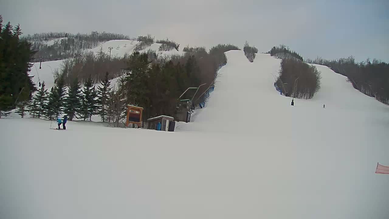 Blue Mountain North Base Ski Slopes Live Cam - Collingwood, Blue Mountains, Simcoe, Ontario, Canada
