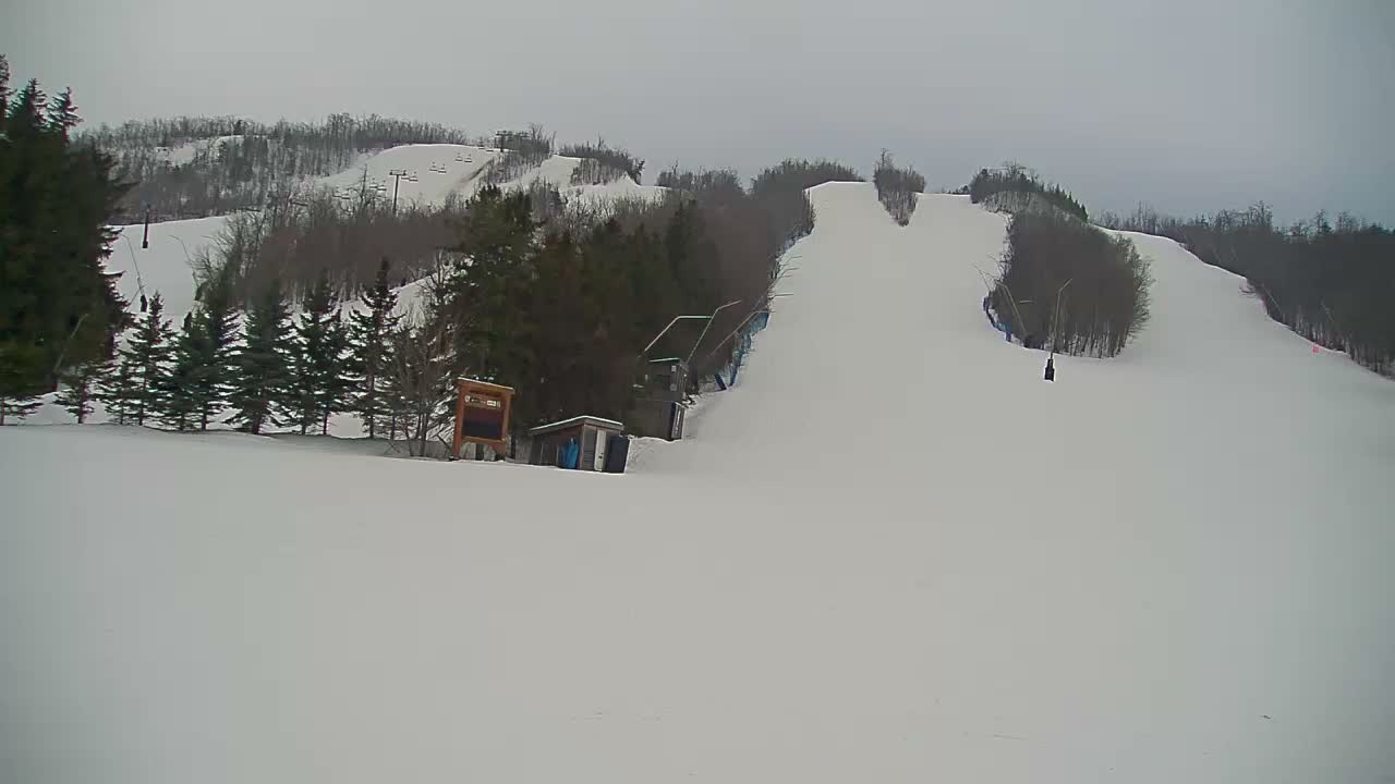 Blue Mountain North Base Ski Slopes Live Cam - Collingwood, Blue Mountains, Simcoe, Ontario, Canada