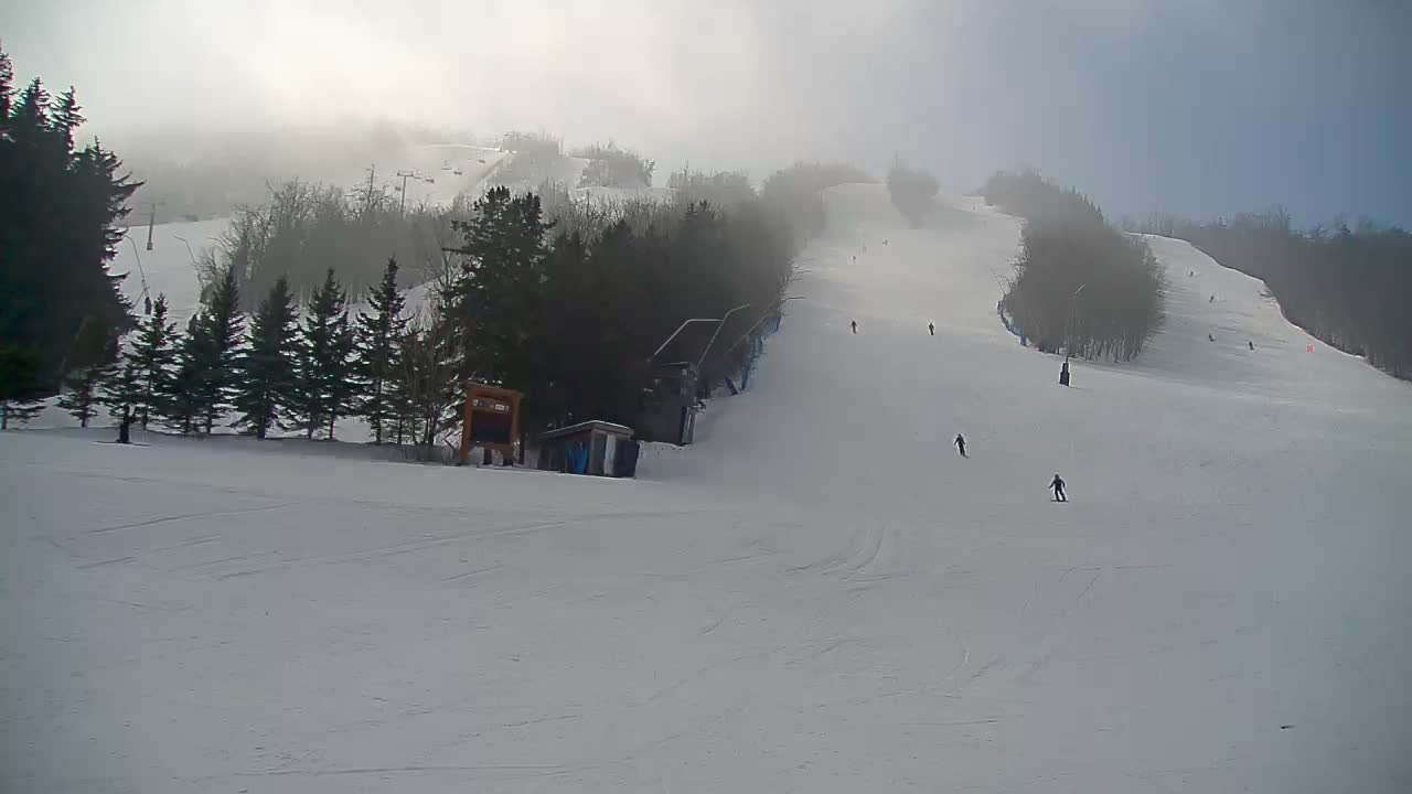 Blue Mountain North Base Ski Slopes Live Cam - Collingwood, Blue Mountains, Simcoe, Ontario, Canada