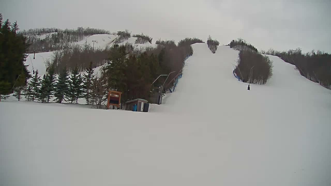 Blue Mountain North Base Ski Slopes Live Cam - Collingwood, Blue Mountains, Simcoe, Ontario, Canada