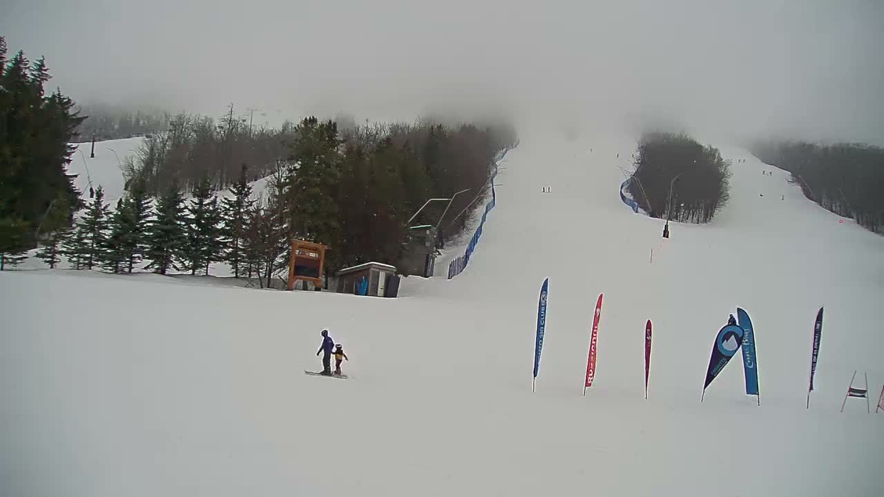 Blue Mountain North Base Ski Slopes Live Cam - Collingwood, Blue Mountains, Simcoe, Ontario, Canada