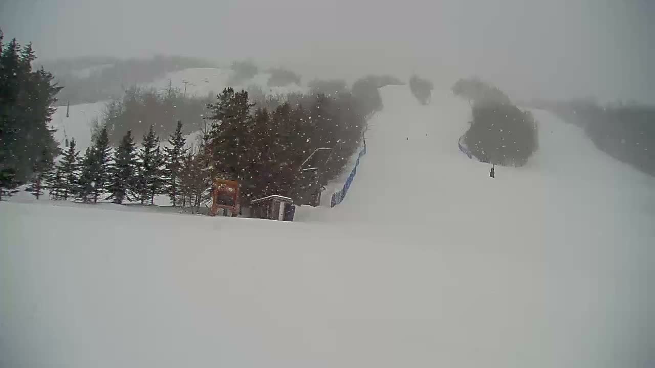Blue Mountain North Base Ski Slopes Live Cam - Collingwood, Blue Mountains, Simcoe, Ontario, Canada