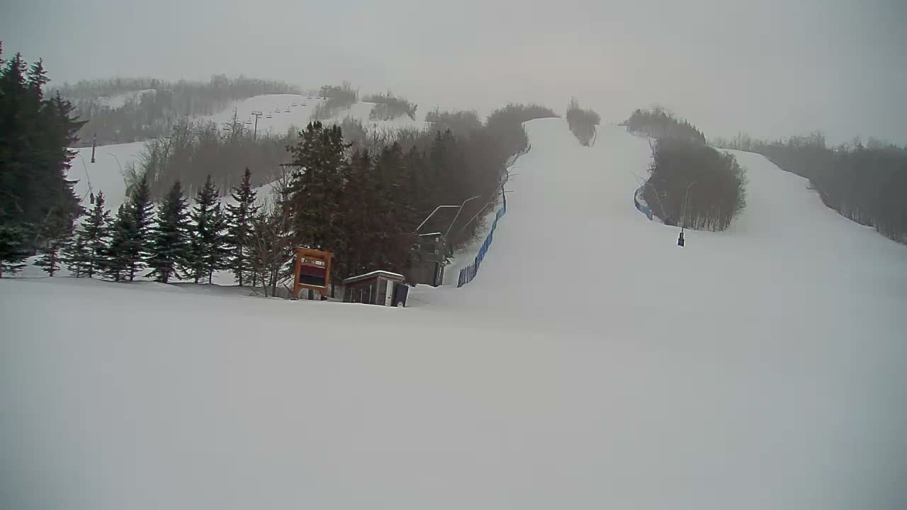 Blue Mountain North Base Ski Slopes Live Cam - Collingwood, Blue Mountains, Simcoe, Ontario, Canada
