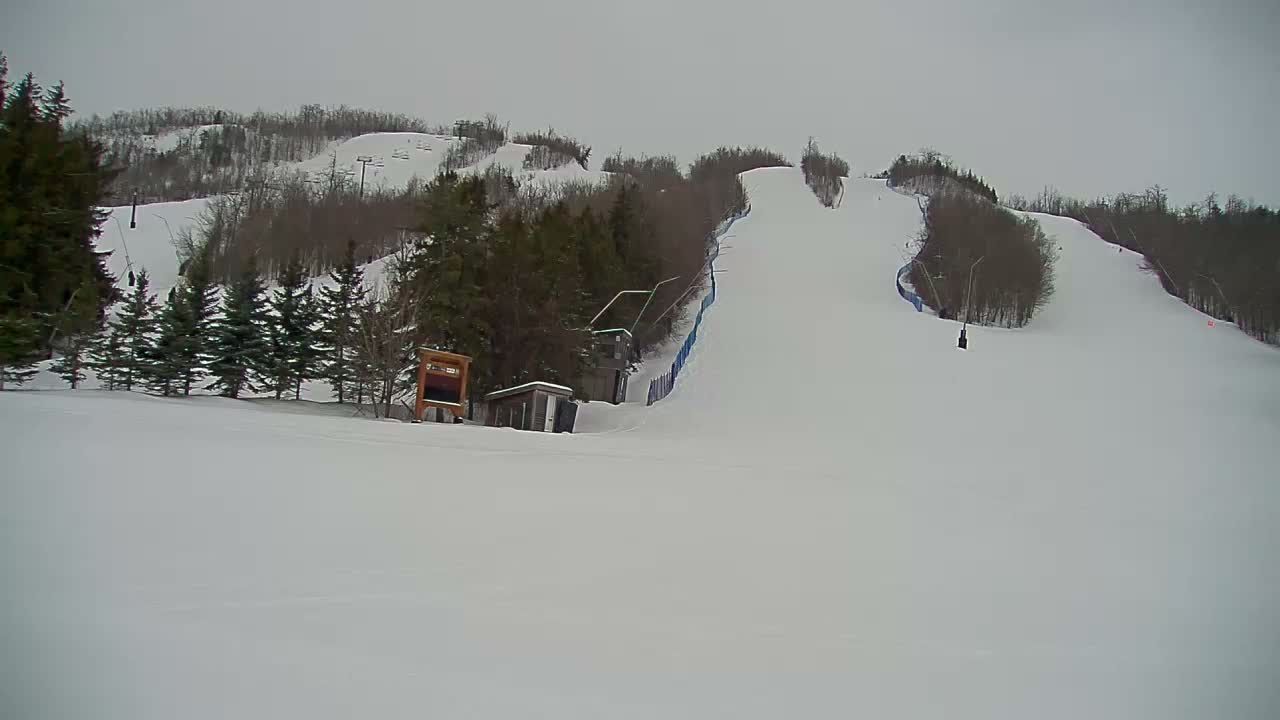 Blue Mountain North Base Ski Slopes Live Cam - Collingwood, Blue Mountains, Simcoe, Ontario, Canada