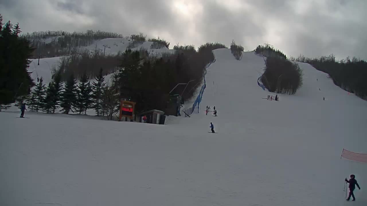 Blue Mountain North Base Ski Slopes Live Cam - Collingwood, Blue Mountains, Simcoe, Ontario, Canada