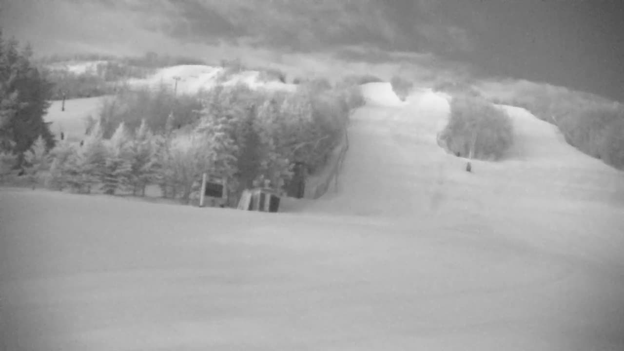 Blue Mountain North Base Ski Slopes Live Cam - Collingwood, Blue Mountains, Simcoe, Ontario, Canada