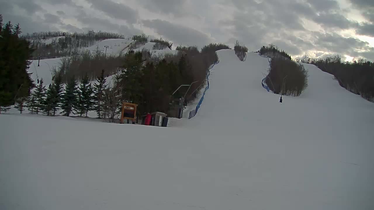 Blue Mountain North Base Ski Slopes Live Cam - Collingwood, Blue Mountains, Simcoe, Ontario, Canada