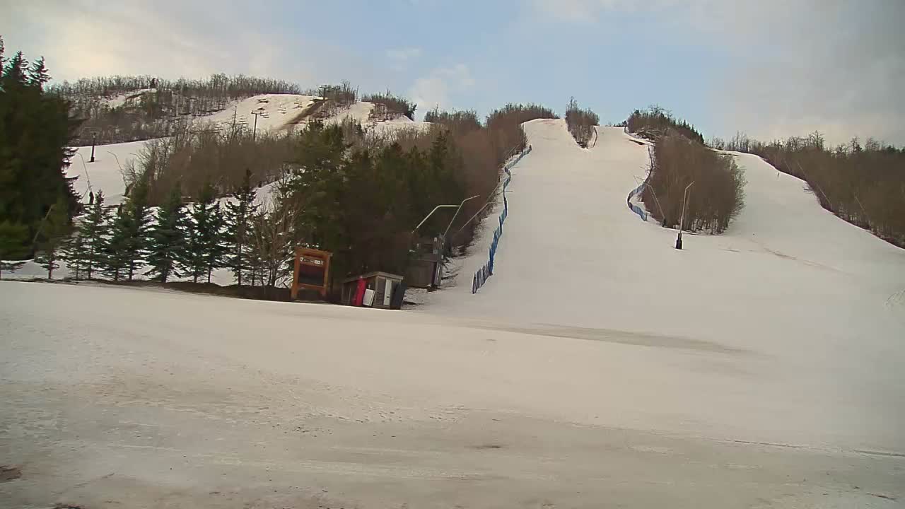 Blue Mountain North Base Ski Slopes Live Cam - Collingwood, Blue Mountains, Simcoe, Ontario, Canada