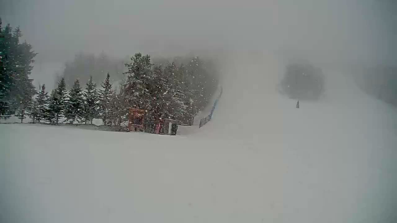 Blue Mountain North Base Ski Slopes Live Cam - Collingwood, Blue Mountains, Simcoe, Ontario, Canada