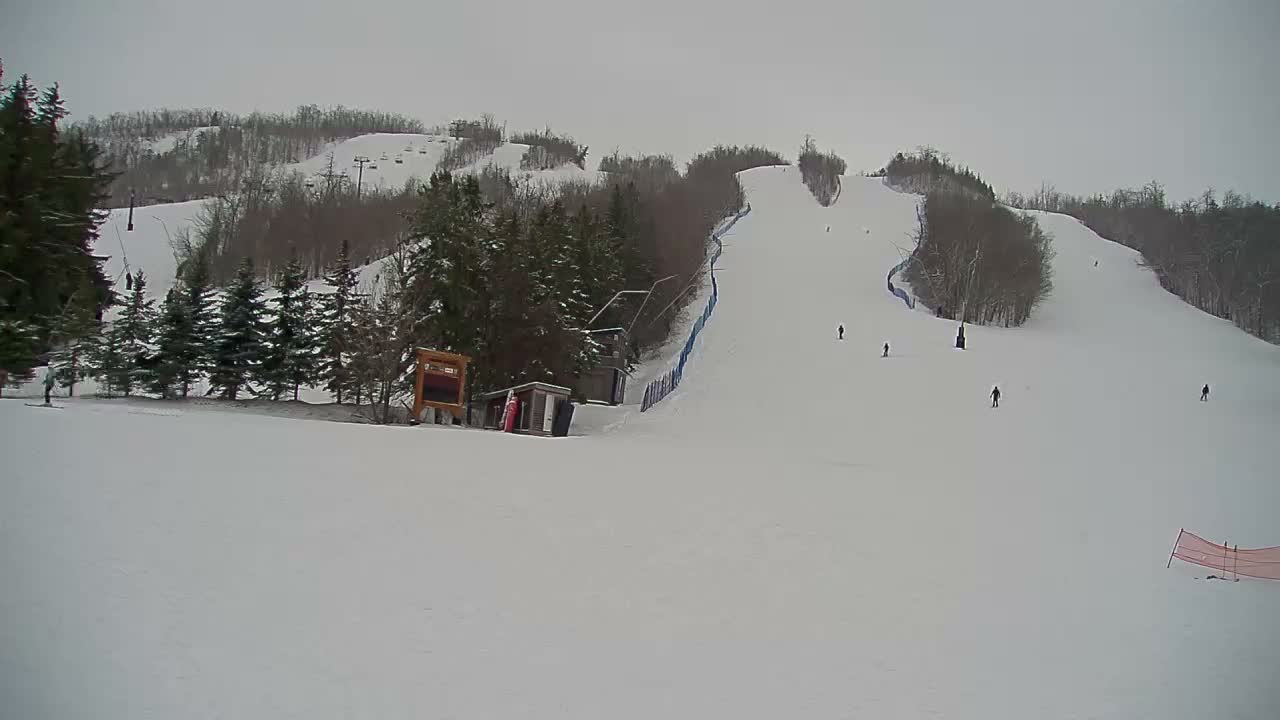 Blue Mountain North Base Ski Slopes Live Cam - Collingwood, Blue Mountains, Simcoe, Ontario, Canada