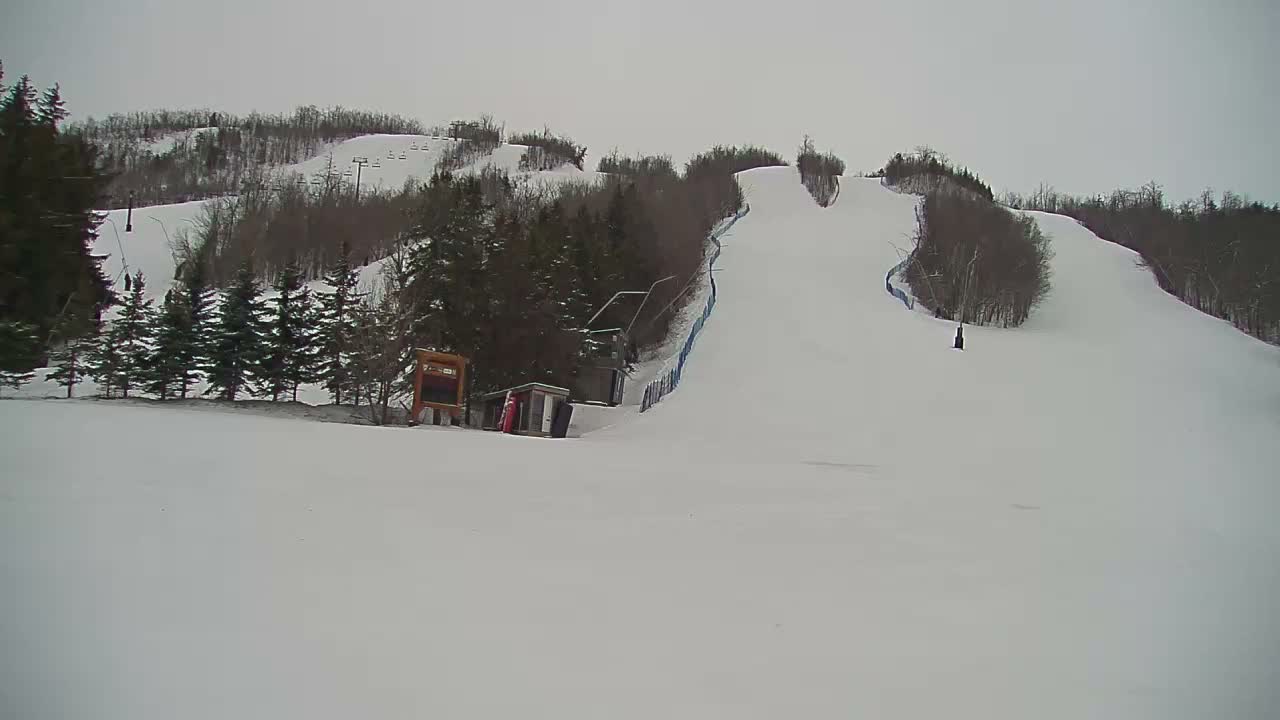 Blue Mountain North Base Ski Slopes Live Cam - Collingwood, Blue Mountains, Simcoe, Ontario, Canada