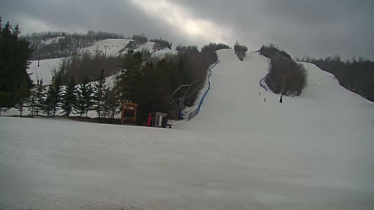 Blue Mountain North Base Ski Slopes Live Cam - Collingwood, Blue Mountains, Simcoe, Ontario, Canada