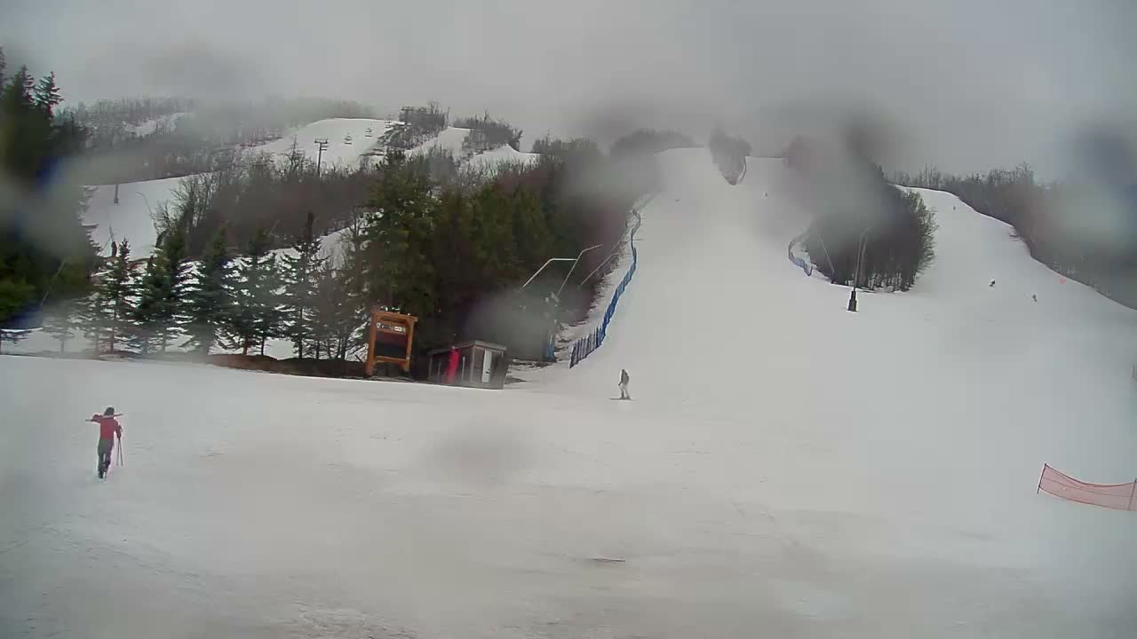 Blue Mountain North Base Ski Slopes Live Cam - Collingwood, Blue Mountains, Simcoe, Ontario, Canada