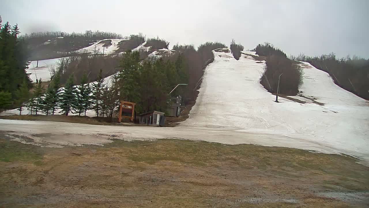 Blue Mountain North Base Ski Slopes Live Cam - Collingwood, Blue Mountains, Simcoe, Ontario, Canada