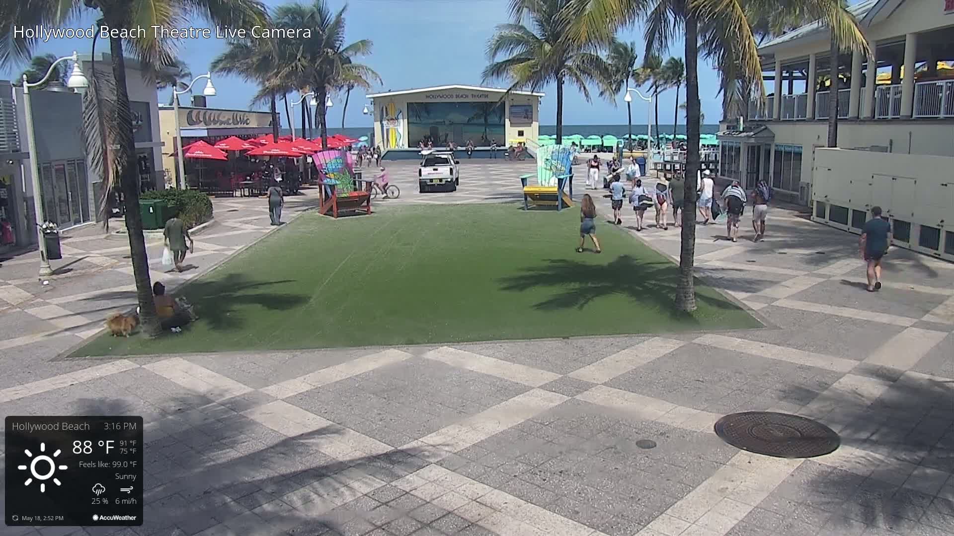 Hollywood Beach Theatre & Big Chairs Square Live Cam - Holywood, Broward, Florida, USA