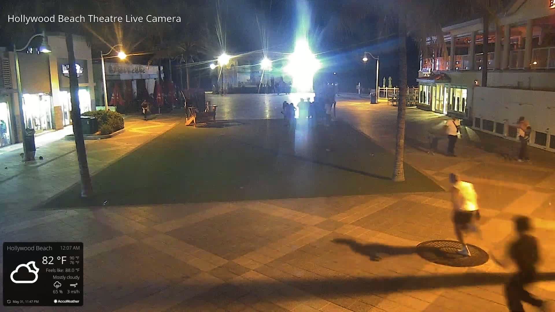 Hollywood Beach Theatre & Big Chairs Square Live Cam - Holywood, Broward, Florida, USA