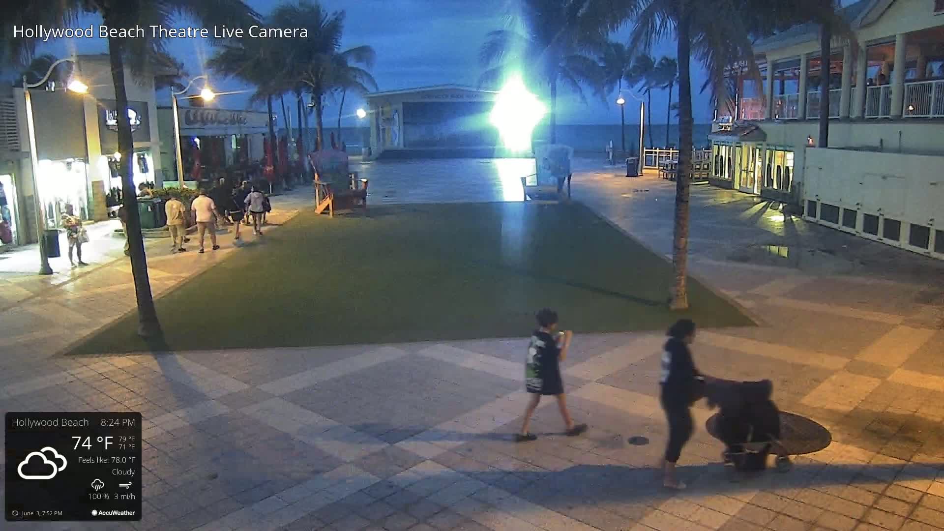 Hollywood Beach Theatre & Big Chairs Square Live Cam - Holywood, Broward, Florida, USA