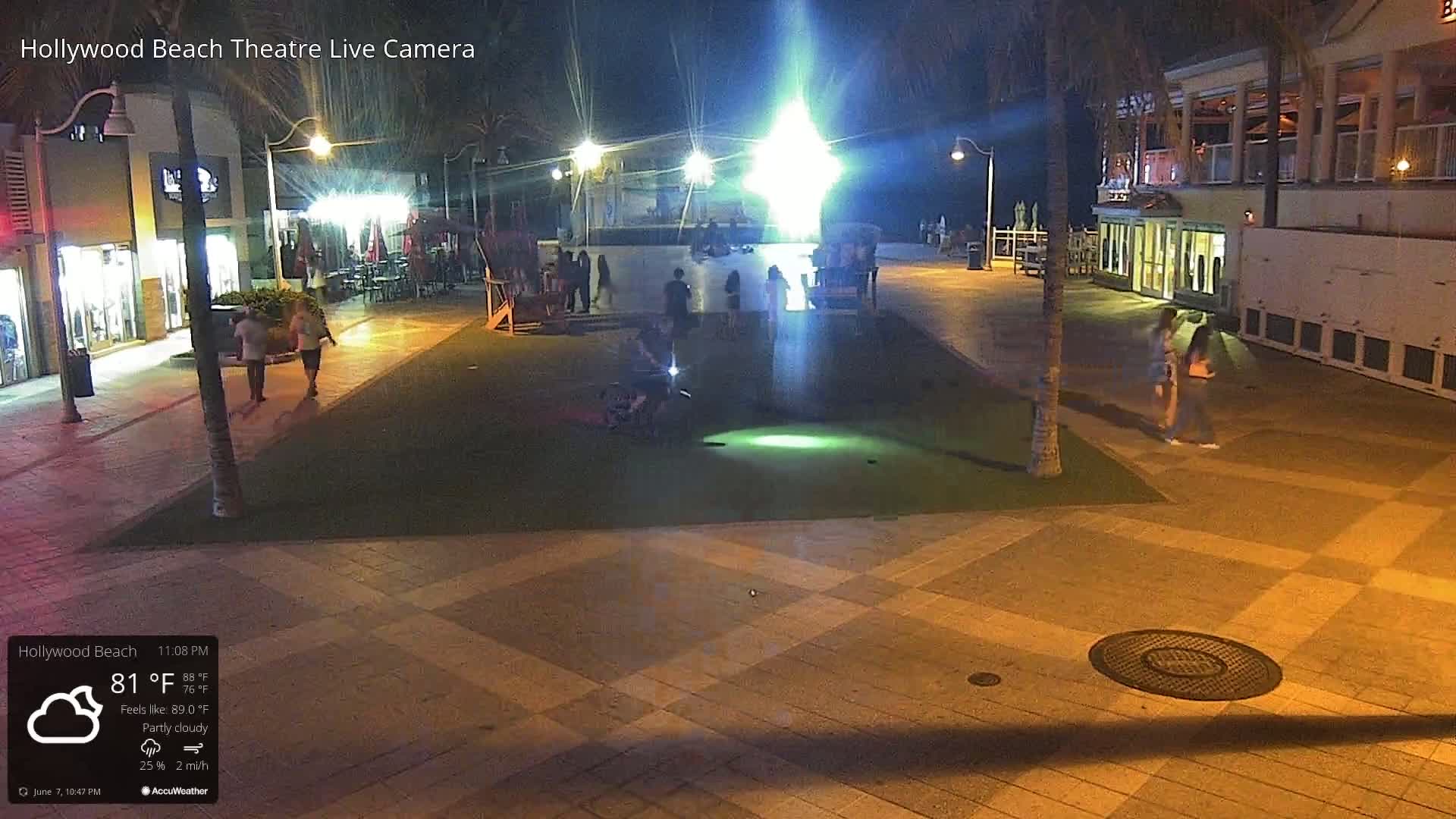 Hollywood Beach Theatre & Big Chairs Square Live Cam - Holywood, Broward, Florida, USA