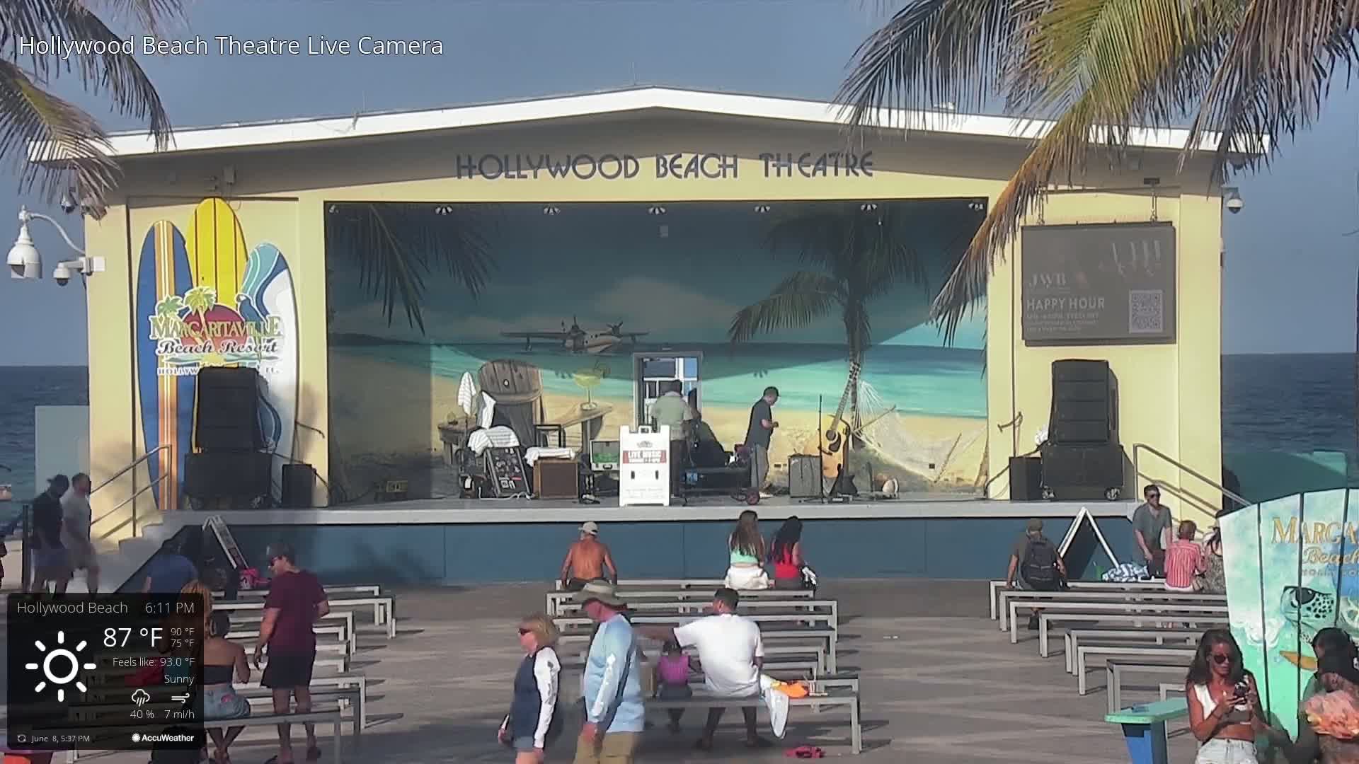 Hollywood Beach Theatre & Big Chairs Square Live Cam - Holywood, Broward, Florida, USA