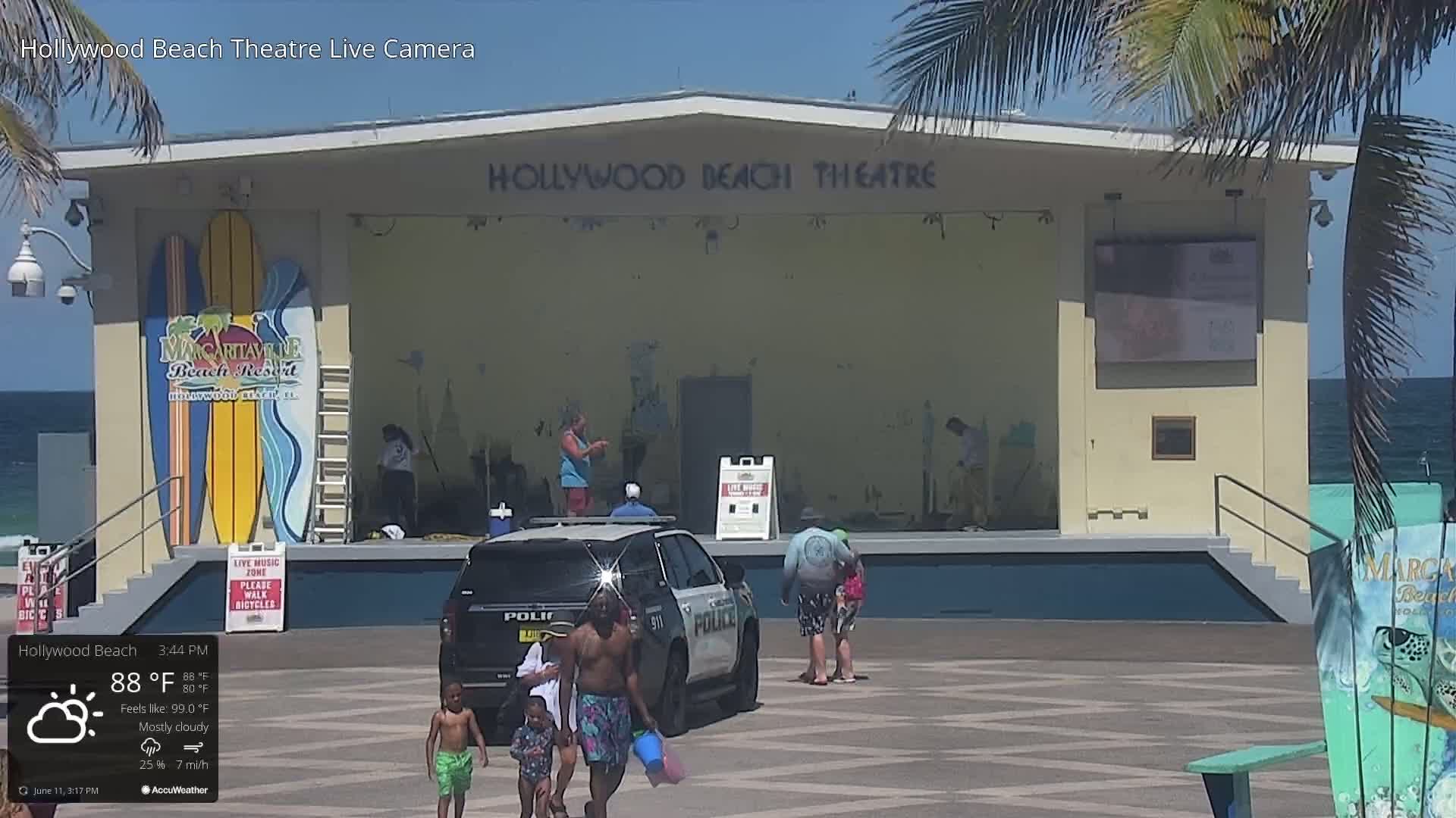 Hollywood Beach Theatre & Big Chairs Square Live Cam - Holywood, Broward, Florida, USA