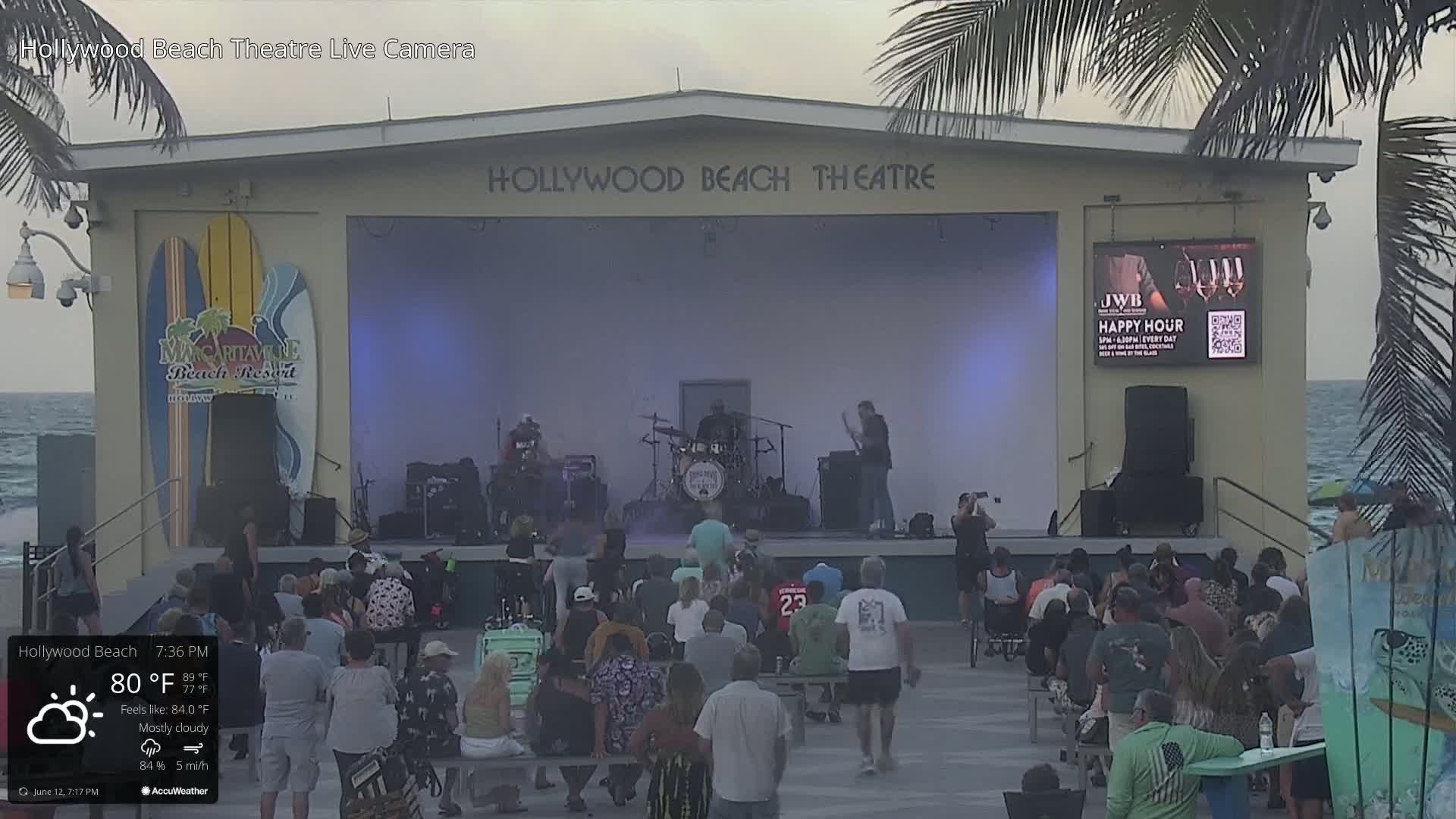 Hollywood Beach Theatre & Big Chairs Square Live Cam - Holywood, Broward, Florida, USA