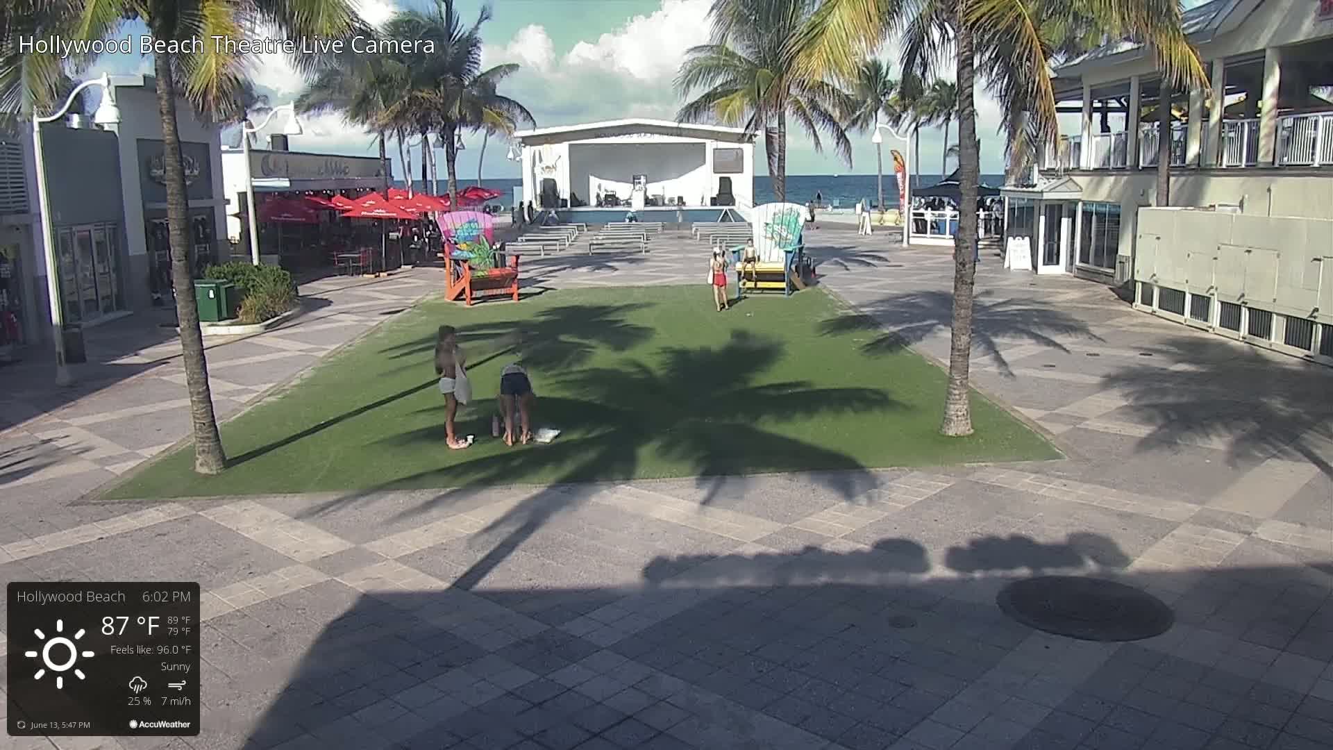 Hollywood Beach Theatre & Big Chairs Square Live Cam - Holywood, Broward, Florida, USA