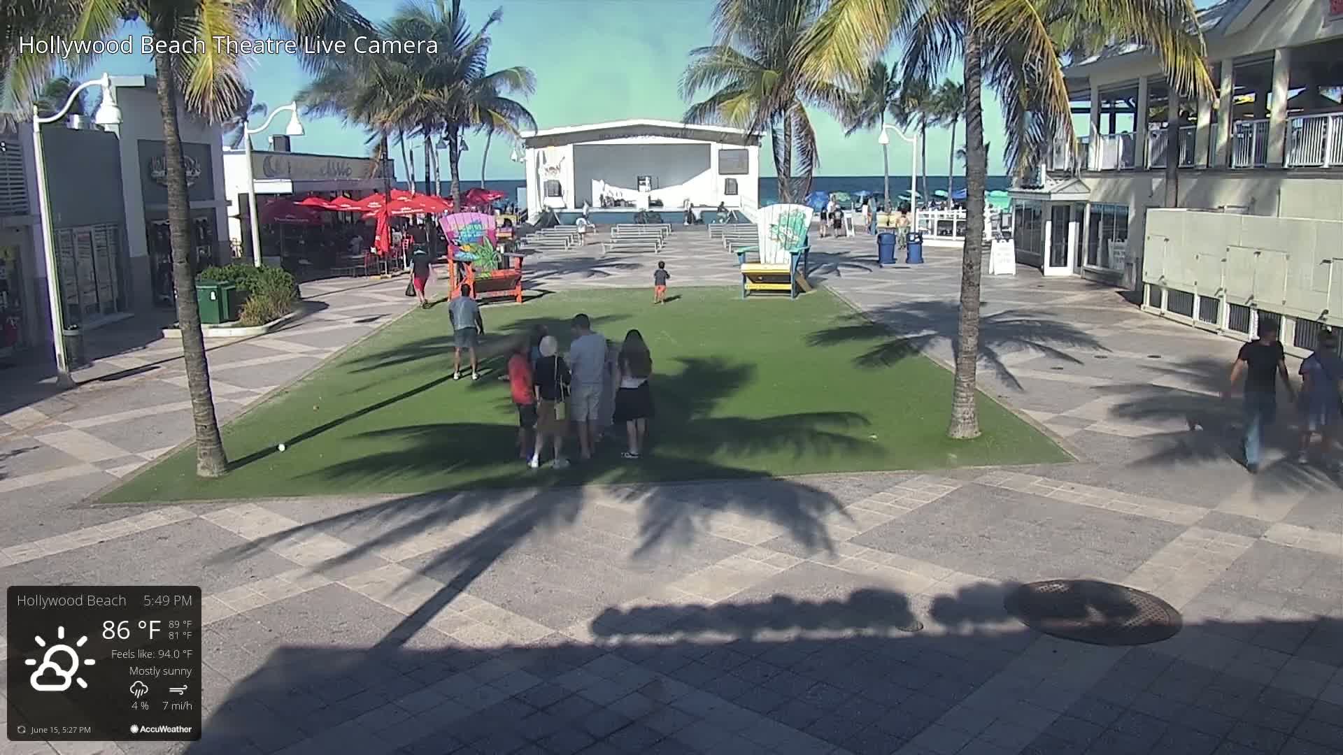 Hollywood Beach Theatre & Big Chairs Square Live Cam - Holywood, Broward, Florida, USA