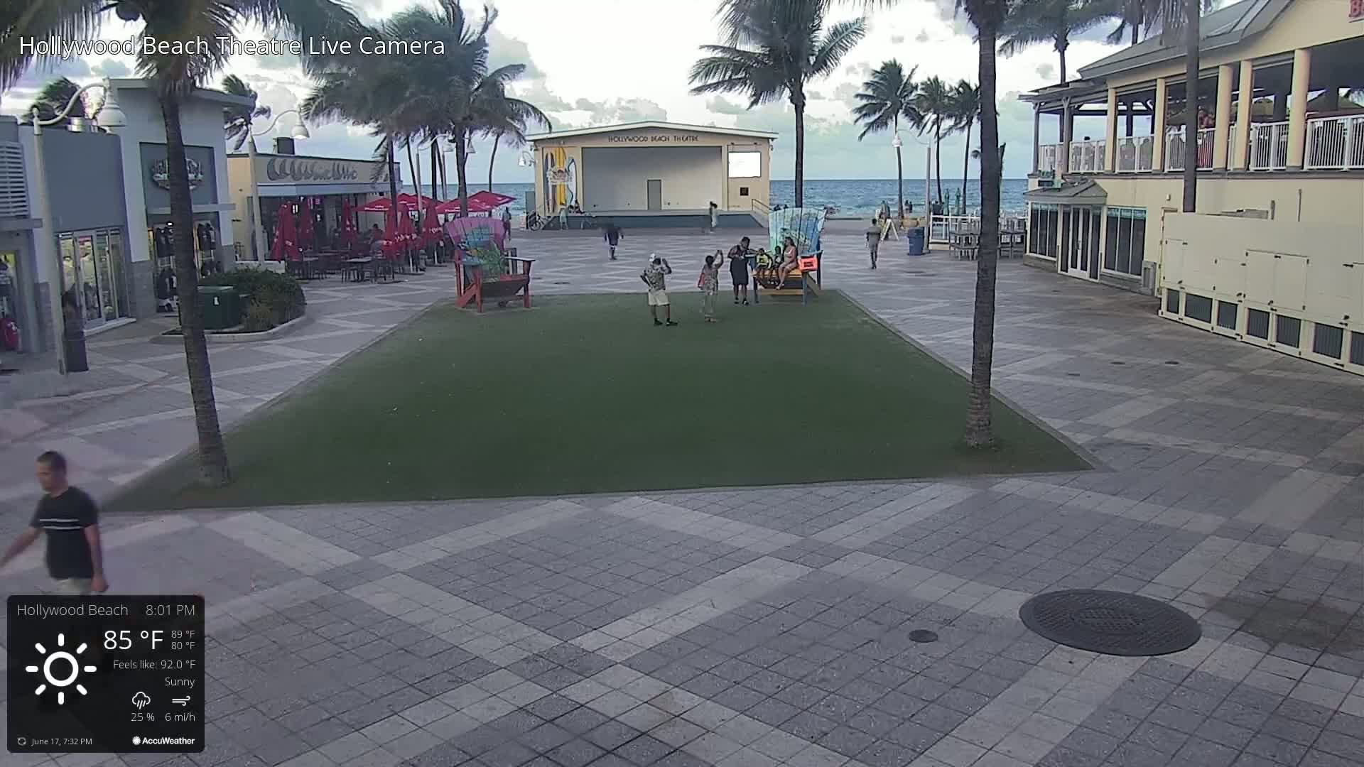 Hollywood Beach Theatre & Big Chairs Square Live Cam - Holywood, Broward, Florida, USA