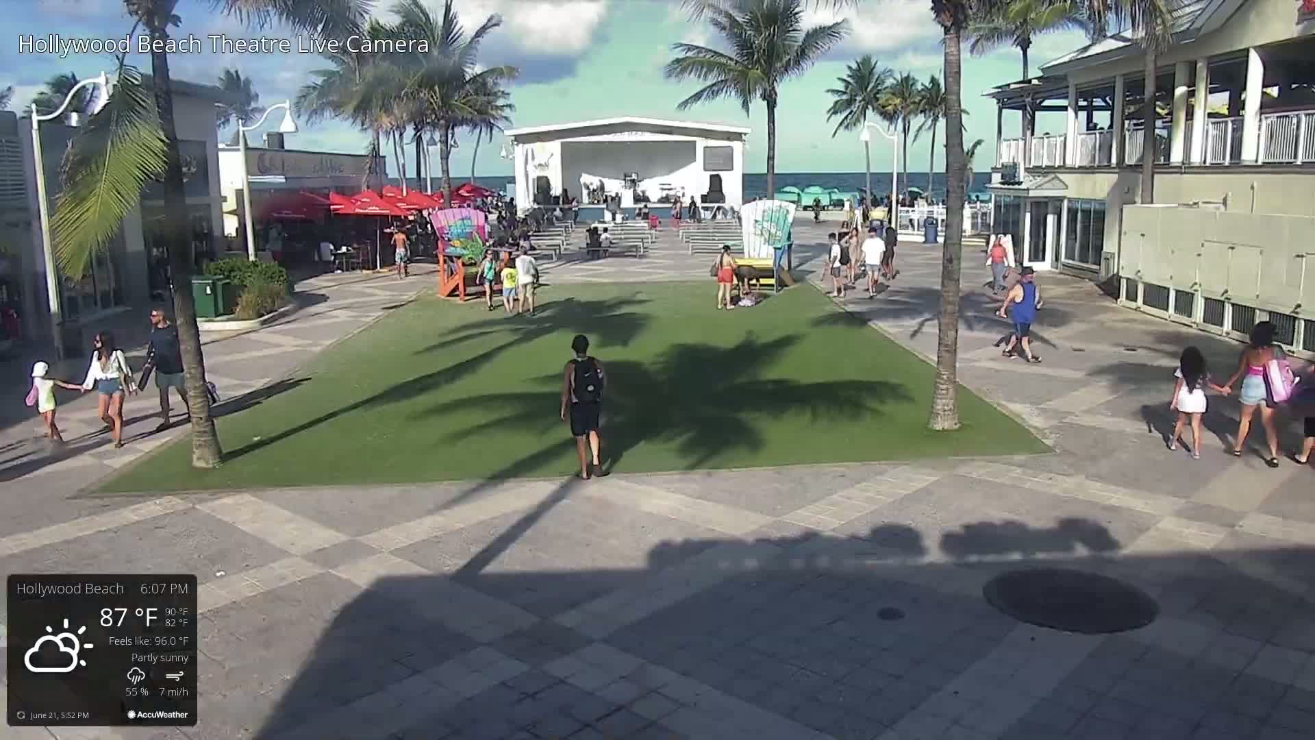 Hollywood Beach Theatre & Big Chairs Square Live Cam - Holywood, Broward, Florida, USA