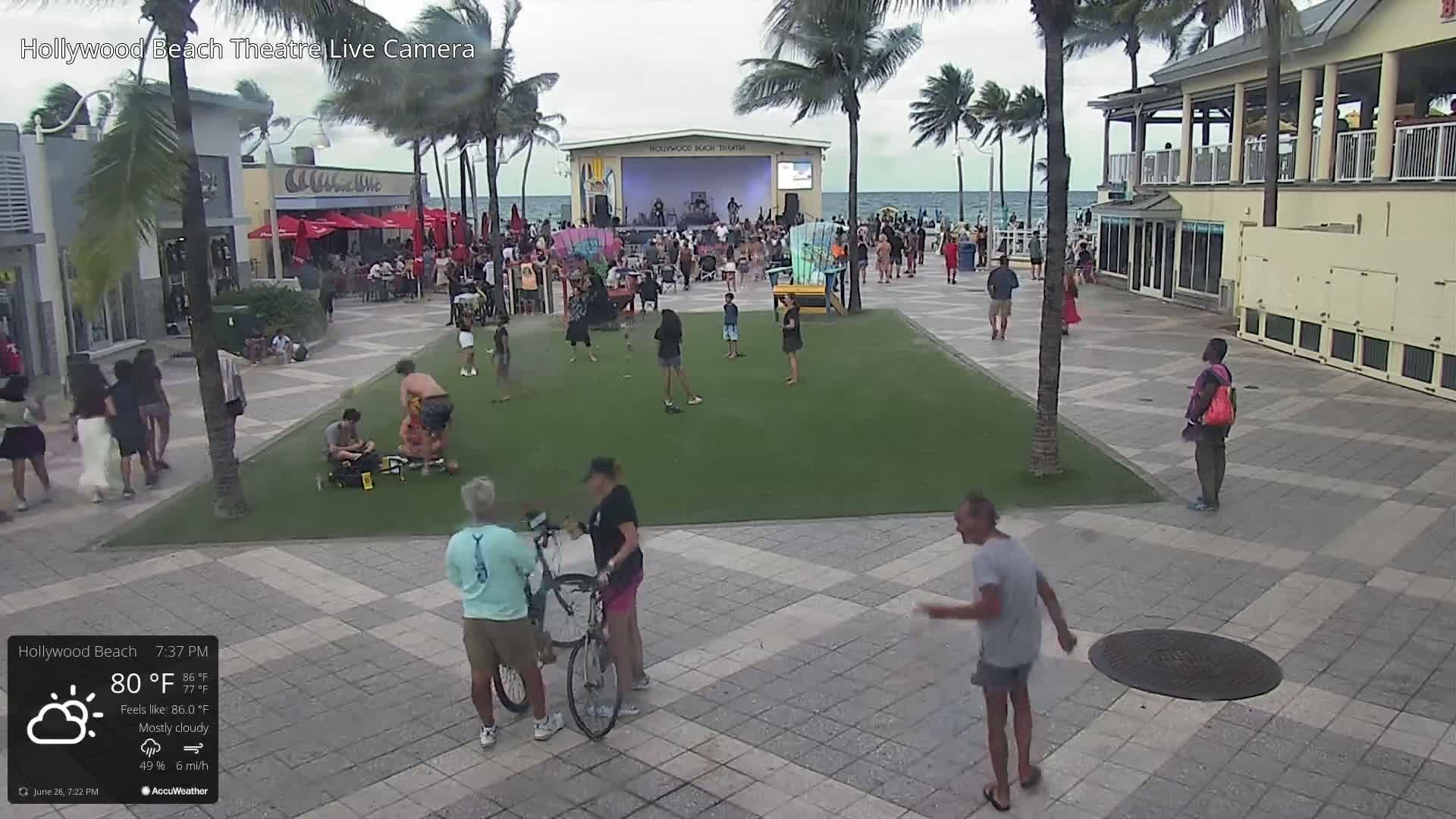 Hollywood Beach Theatre & Big Chairs Square Live Cam - Holywood, Broward, Florida, USA