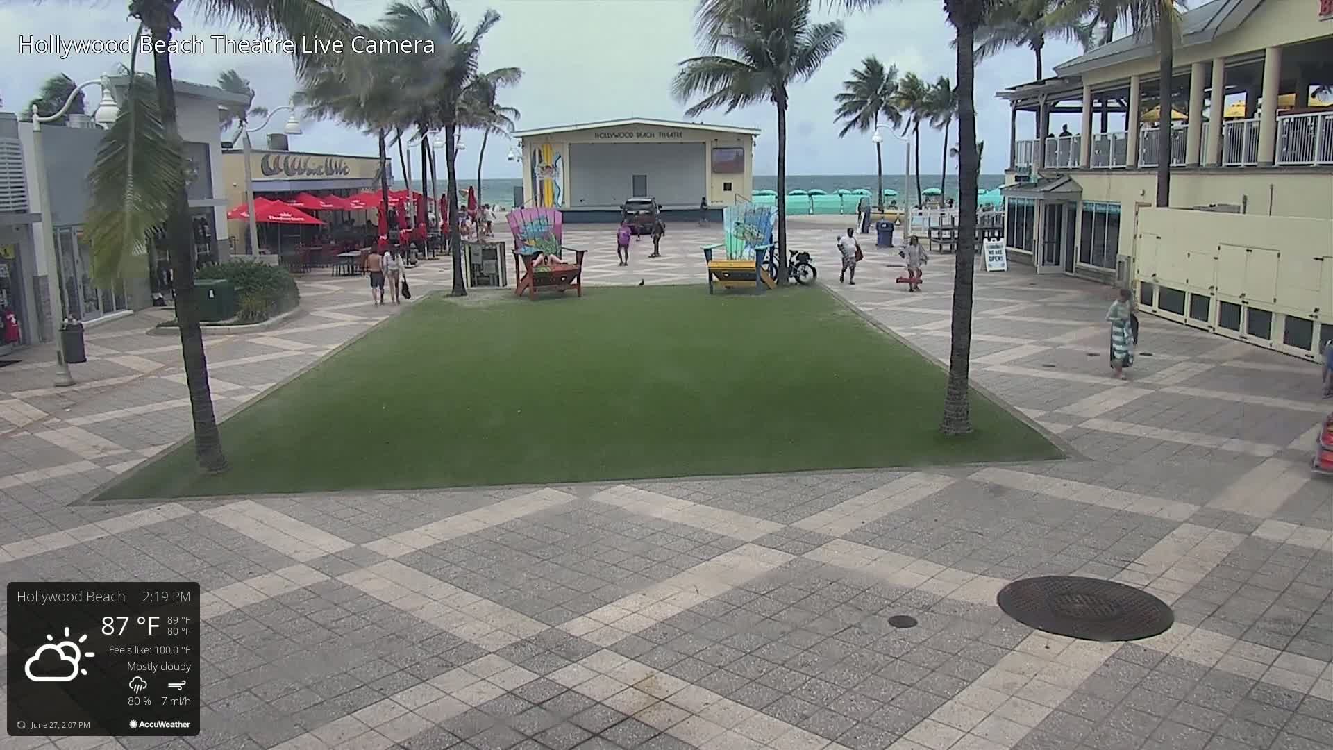 Hollywood Beach Theatre & Big Chairs Square Live Cam - Holywood, Broward, Florida, USA