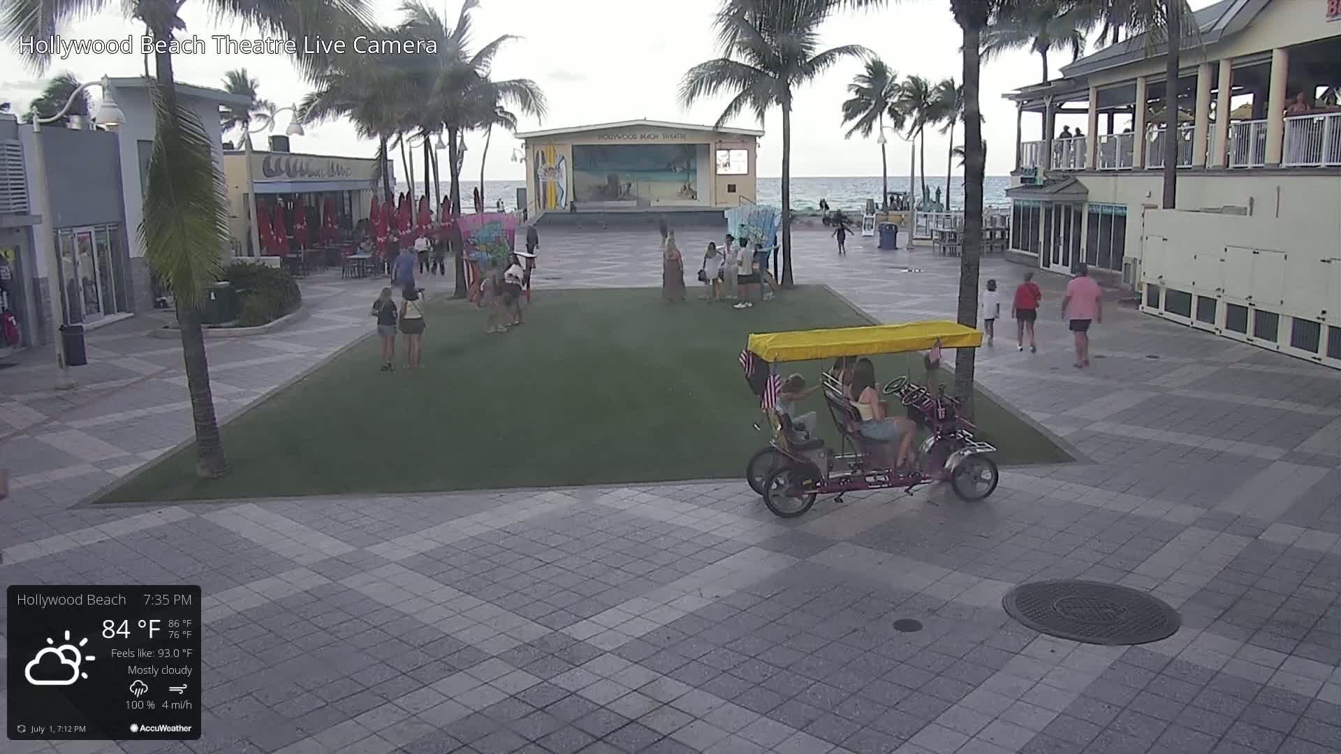 Hollywood Beach Theatre & Big Chairs Square Live Cam - Holywood, Broward, Florida, USA