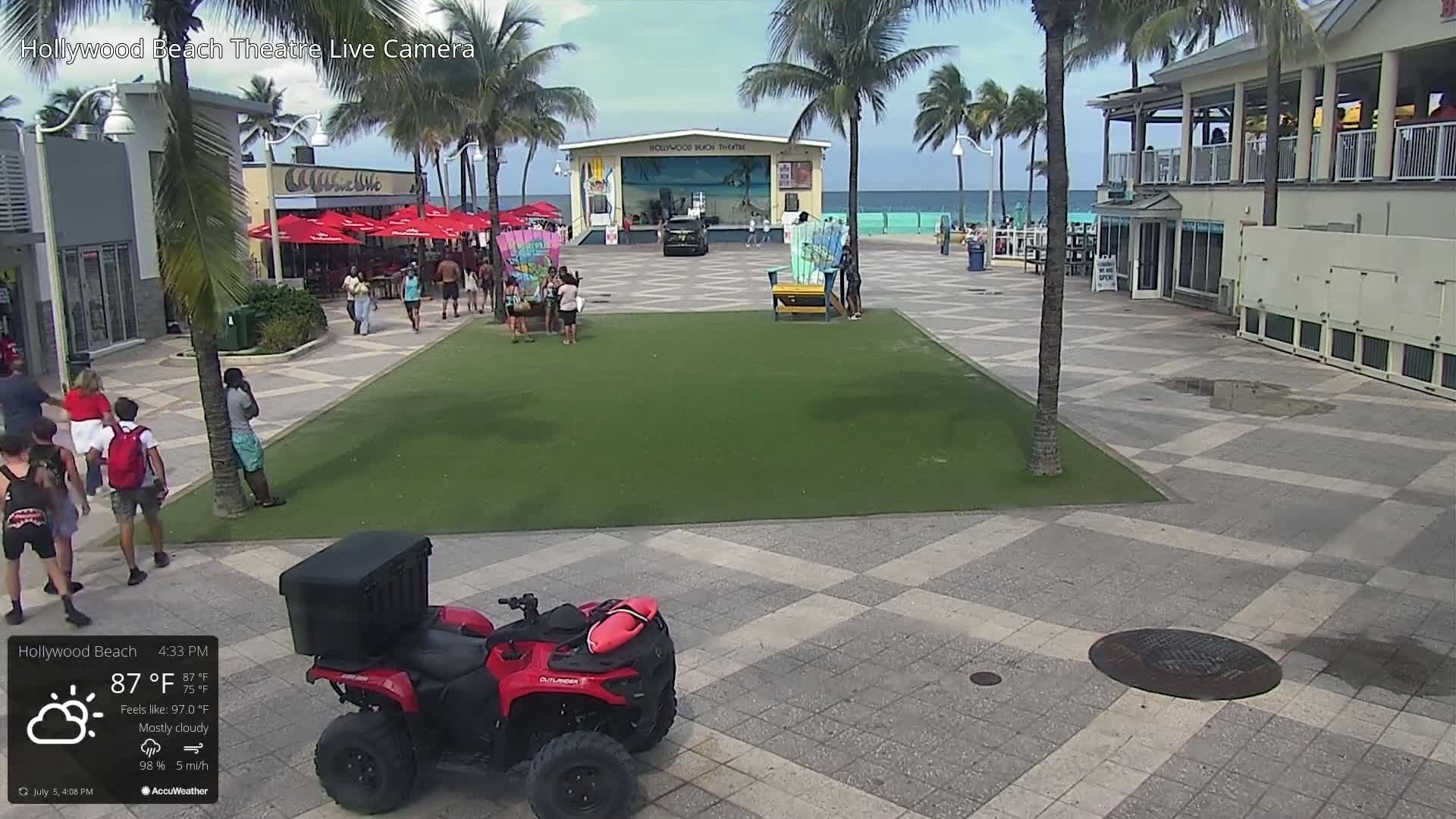 Hollywood Beach Theatre & Big Chairs Square Live Cam - Holywood, Broward, Florida, USA
