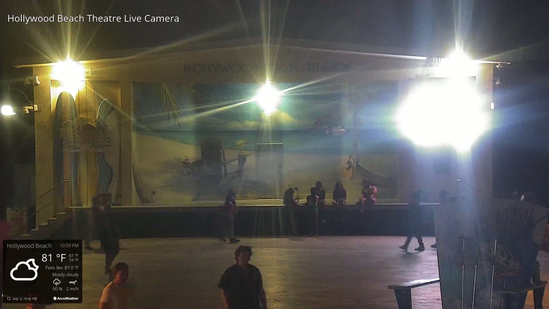 Hollywood Beach Theatre & Big Chairs Square Live Cam - Holywood, Broward, Florida, USA