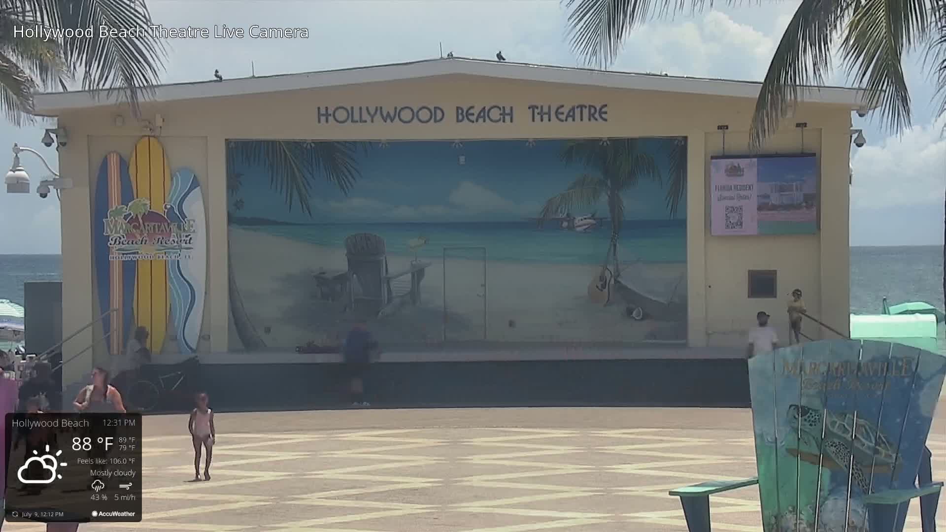Hollywood Beach Theatre & Big Chairs Square Live Cam - Holywood, Broward, Florida, USA