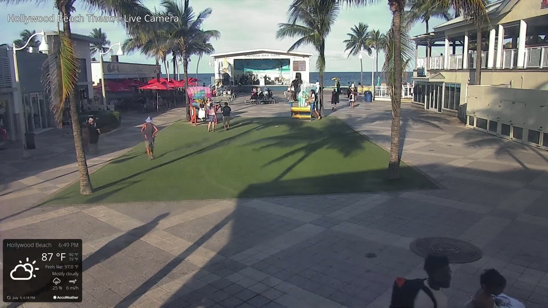 Hollywood Beach Theatre & Big Chairs Square Live Cam - Holywood, Broward, Florida, USA