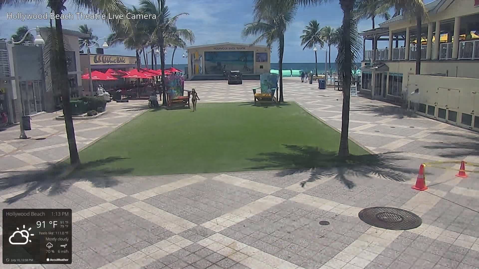 Hollywood Beach Theatre & Big Chairs Square Live Cam - Holywood, Broward, Florida, USA