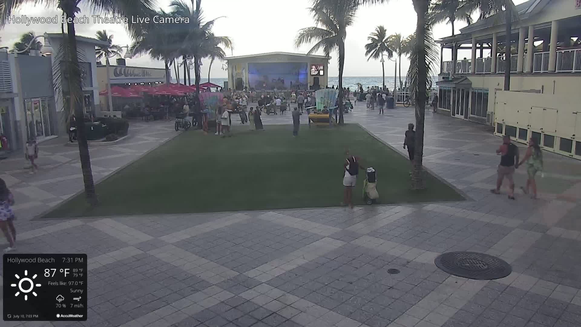 Hollywood Beach Theatre & Big Chairs Square Live Cam - Holywood, Broward, Florida, USA