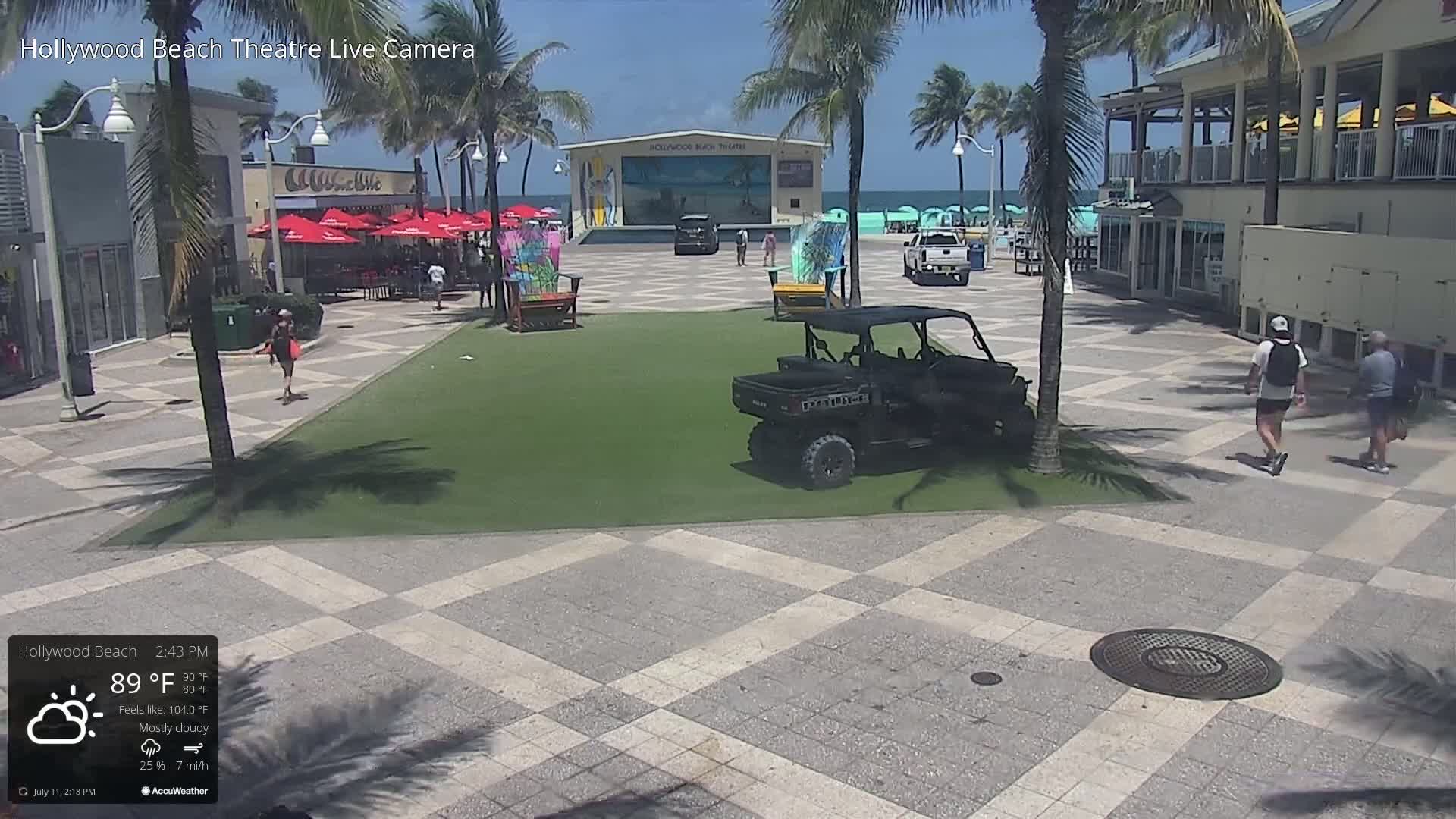 Hollywood Beach Theatre & Big Chairs Square Live Cam - Holywood, Broward, Florida, USA