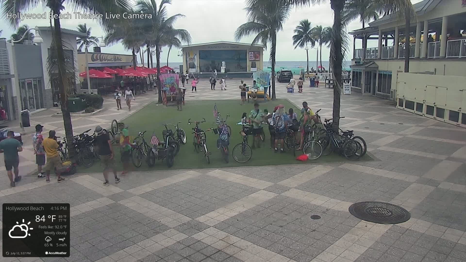 Hollywood Beach Theatre & Big Chairs Square Live Cam - Holywood, Broward, Florida, USA