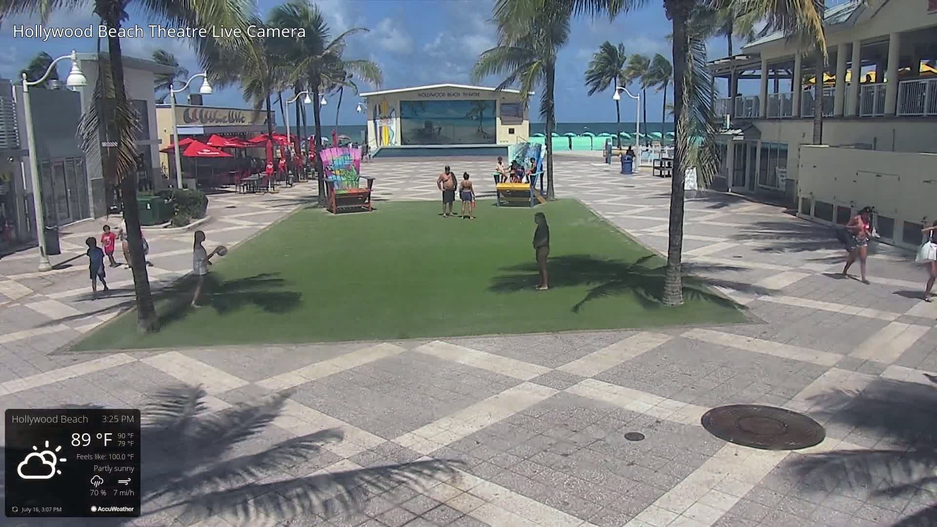 Hollywood Beach Theatre & Big Chairs Square Live Cam - Holywood, Broward, Florida, USA