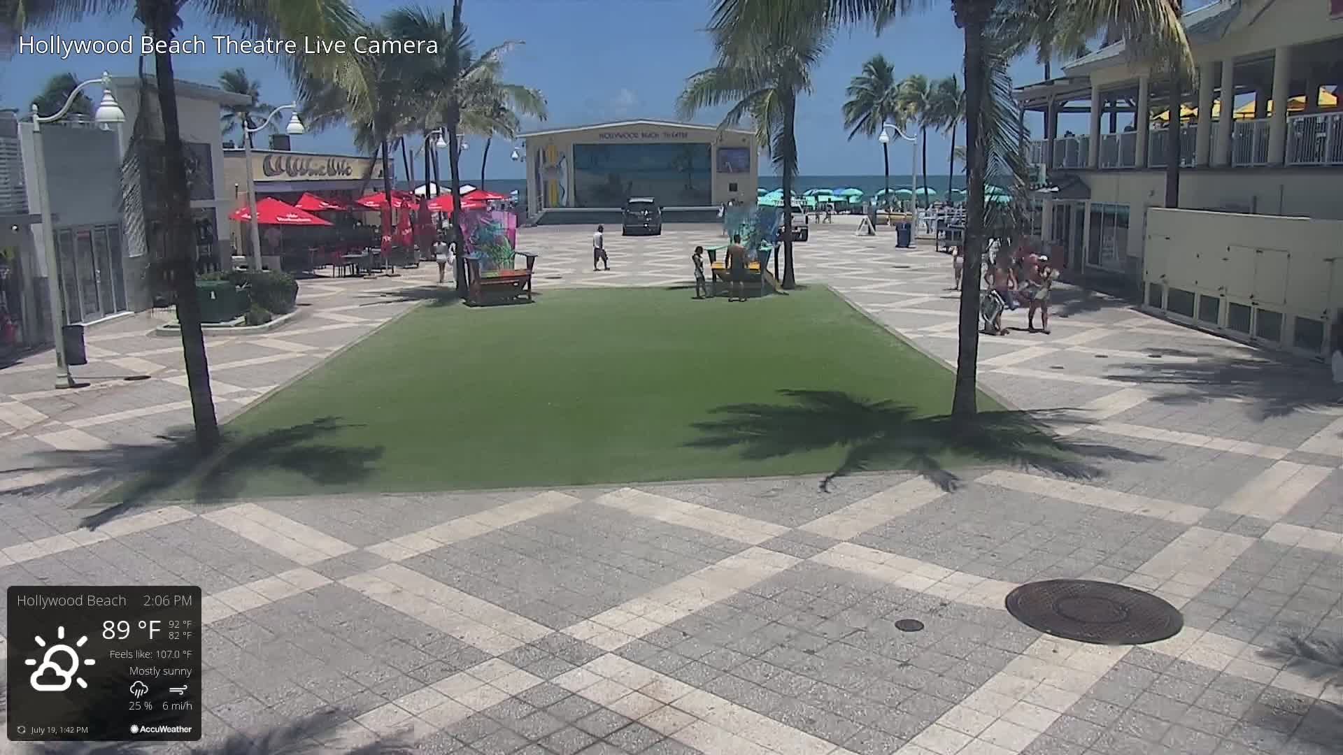 Hollywood Beach Theatre & Big Chairs Square Live Cam - Holywood, Broward, Florida, USA