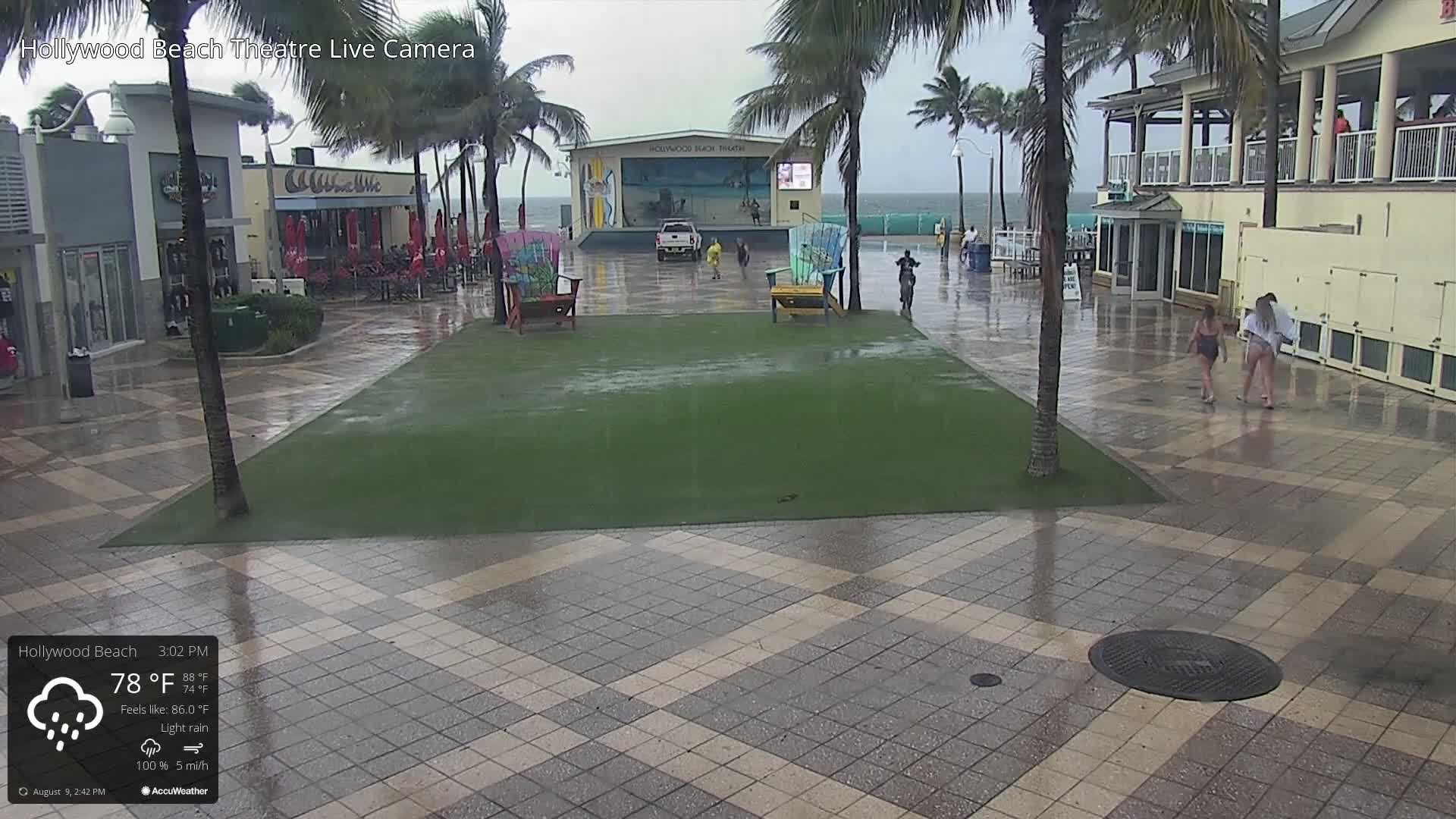 Hollywood Beach Theatre & Big Chairs Square Live Cam - Holywood, Broward, Florida, USA