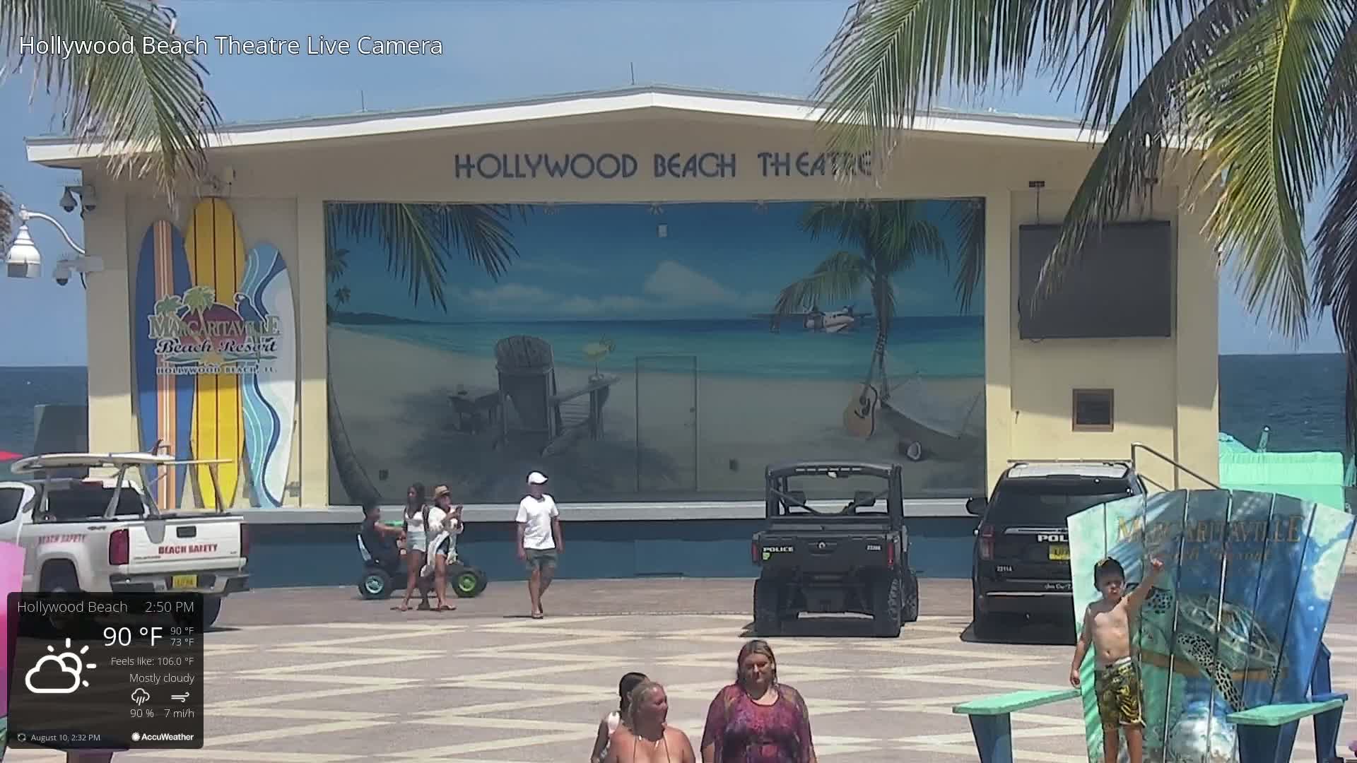 Hollywood Beach Theatre & Big Chairs Square Live Cam - Holywood, Broward, Florida, USA