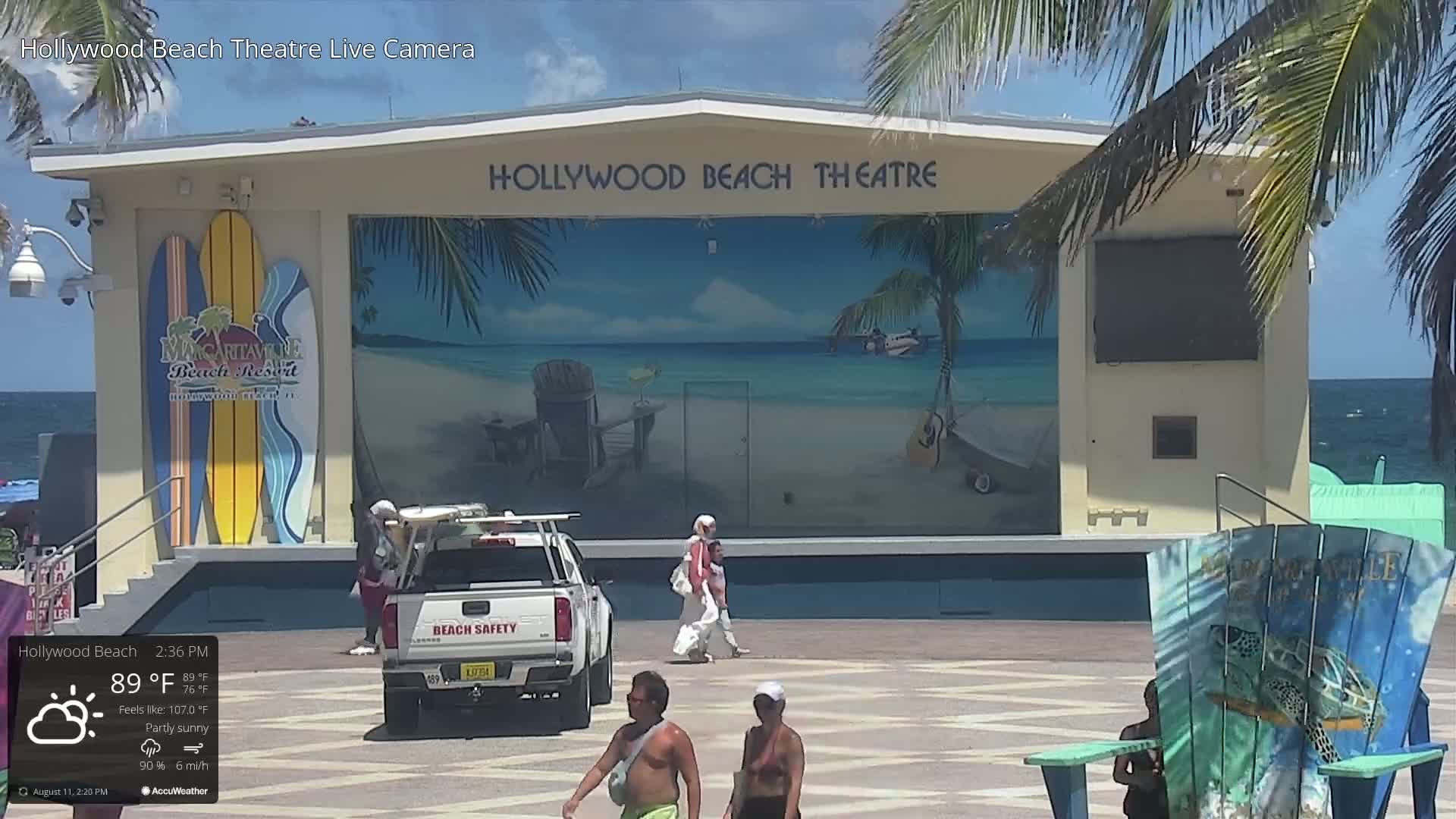 Hollywood Beach Theatre & Big Chairs Square Live Cam - Holywood, Broward, Florida, USA