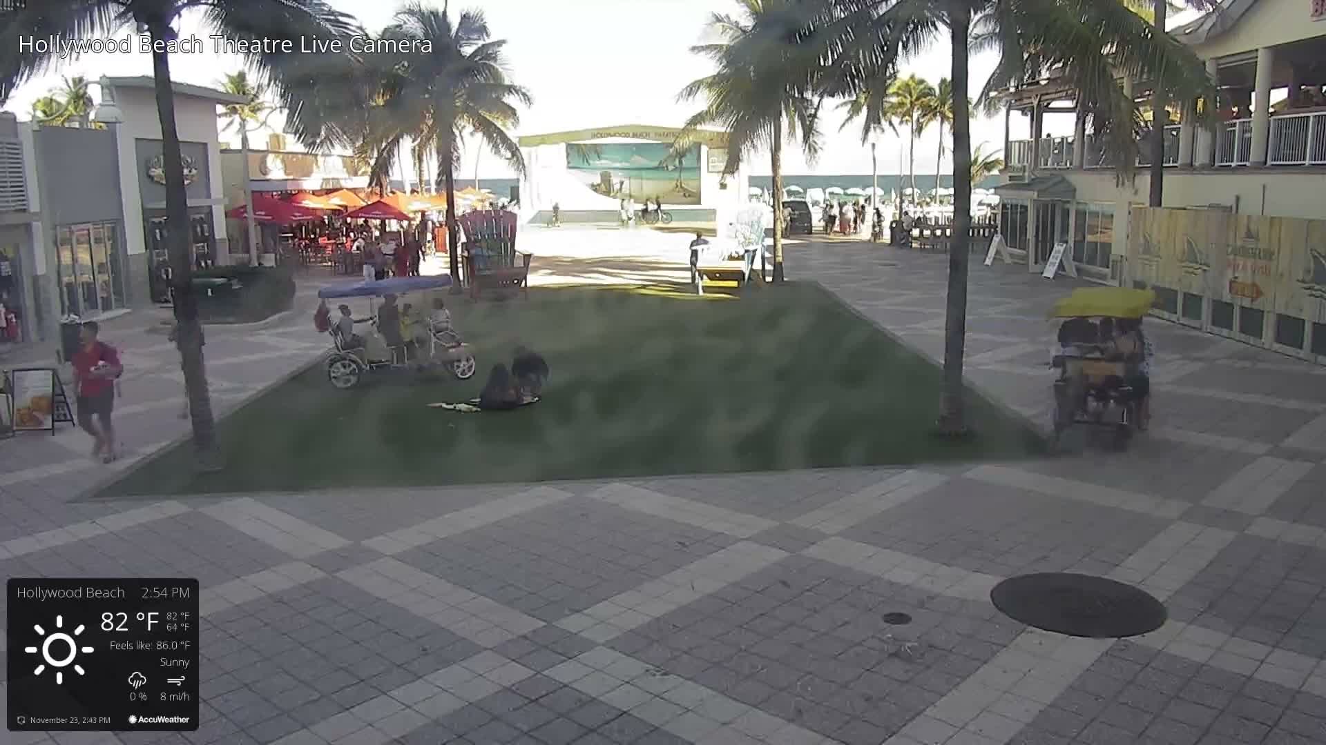 Hollywood Beach Theatre & Big Chairs Square Live Cam - Holywood, Broward, Florida, USA