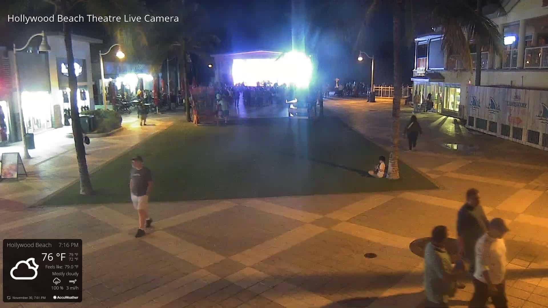 Hollywood Beach Theatre & Big Chairs Square Live Cam - Holywood, Broward, Florida, USA