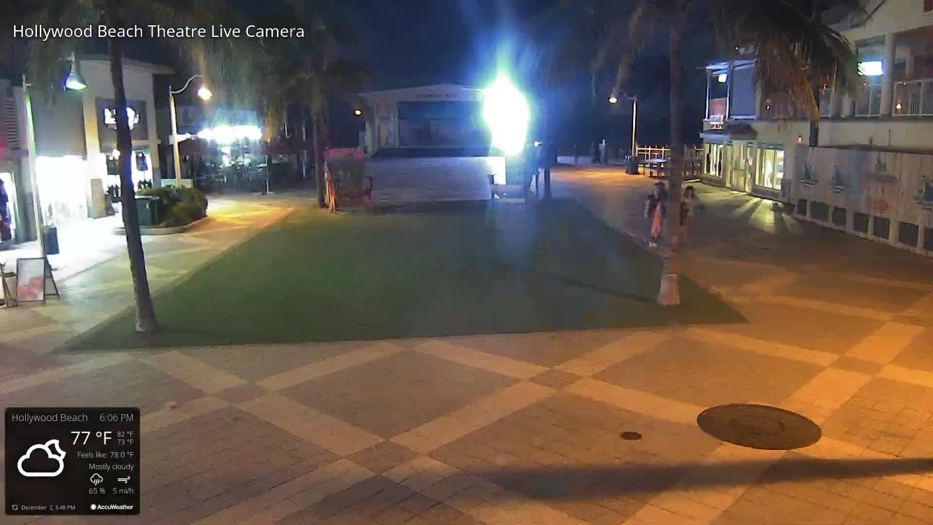 Hollywood Beach Theatre & Big Chairs Square Live Cam - Holywood, Broward, Florida, USA